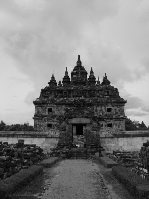 Candi Plaosan dibangun oleh Rakai Pikatan untuk permaisurinya yang bernama Pramudyawardani
