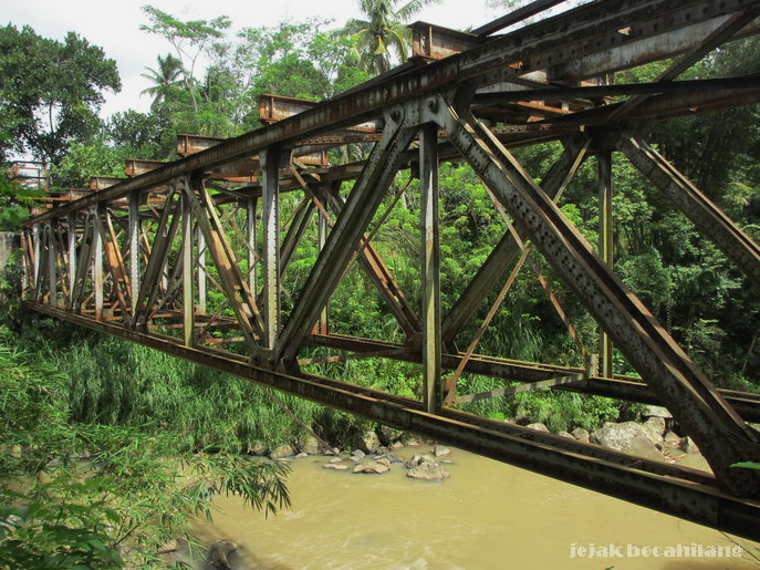jembatan kereta di atas Sungai Elo