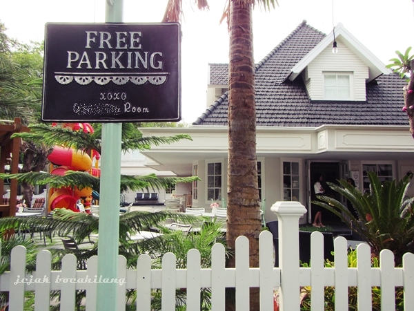 Free parking tapi nggak FREE FOTO, salah satu Kafe di Malang