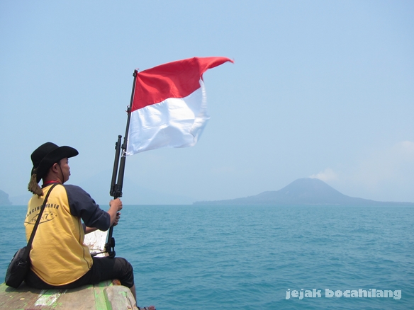 Bendera Merah Putih dengan latar Anak Krakatau ( model: @penyeruput_kopi )
