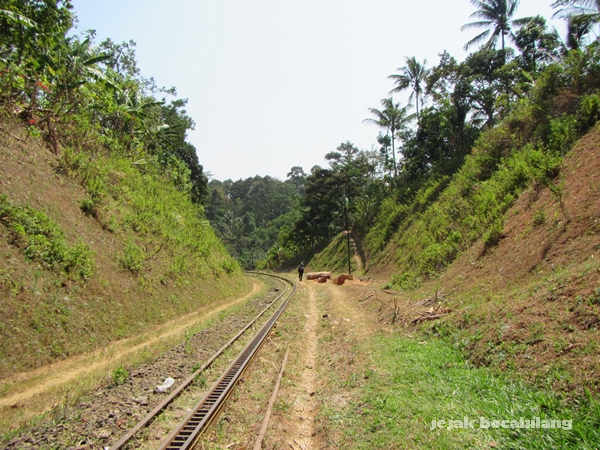 jalur kereta api membelah bukit