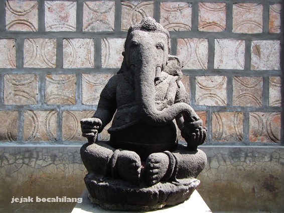 Ganesha dengan latar batu bata peninggalan Keraton Kartasura - nDalem Hardjonegaran