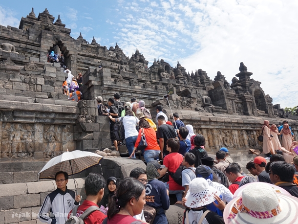 Borobudur yang diramaikan puluh ribuan pengunjung saat akhir pekan